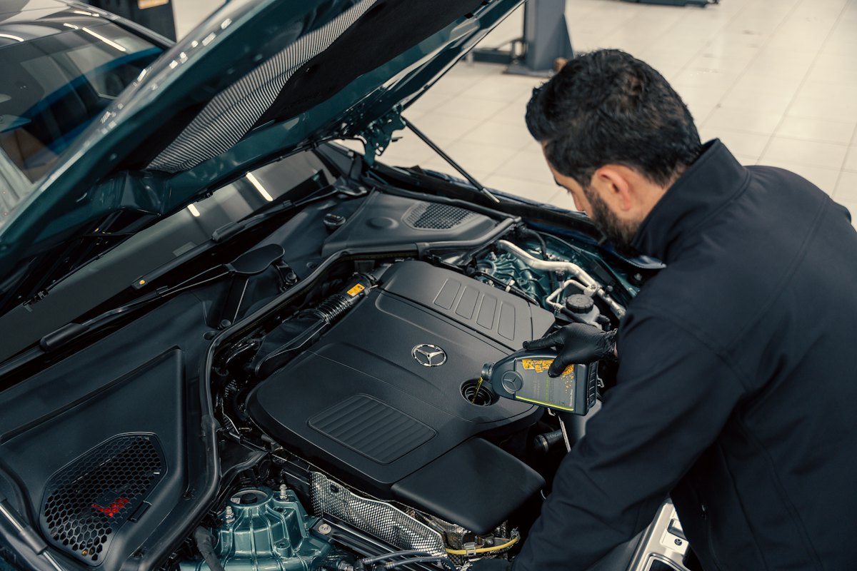 Mechaniker bei der Arbeit im Motorraum