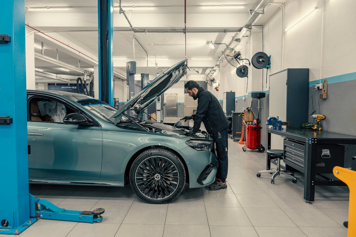 Fahrzeug auf der Hebeb&uuml;hne in der Werkstatt