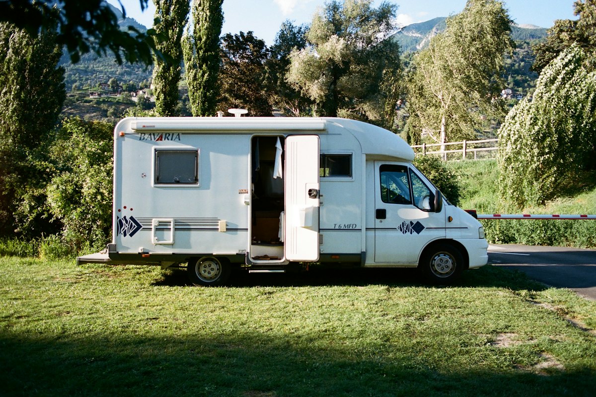 Wohnmobil auf einem Stellplatz